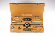 This is a tap and die set for the 26tpi. 1/4 - 3/8 wit ha wooden case.
